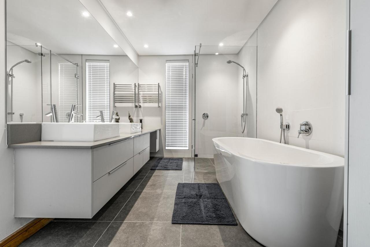 17 Marine, 2 Bedroom Sea-Facing Apt101 Hermanus Eksteriør billede